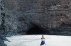 Indo conhecer a caverna na praia de Kalalau, em Kauai, no Havaí
